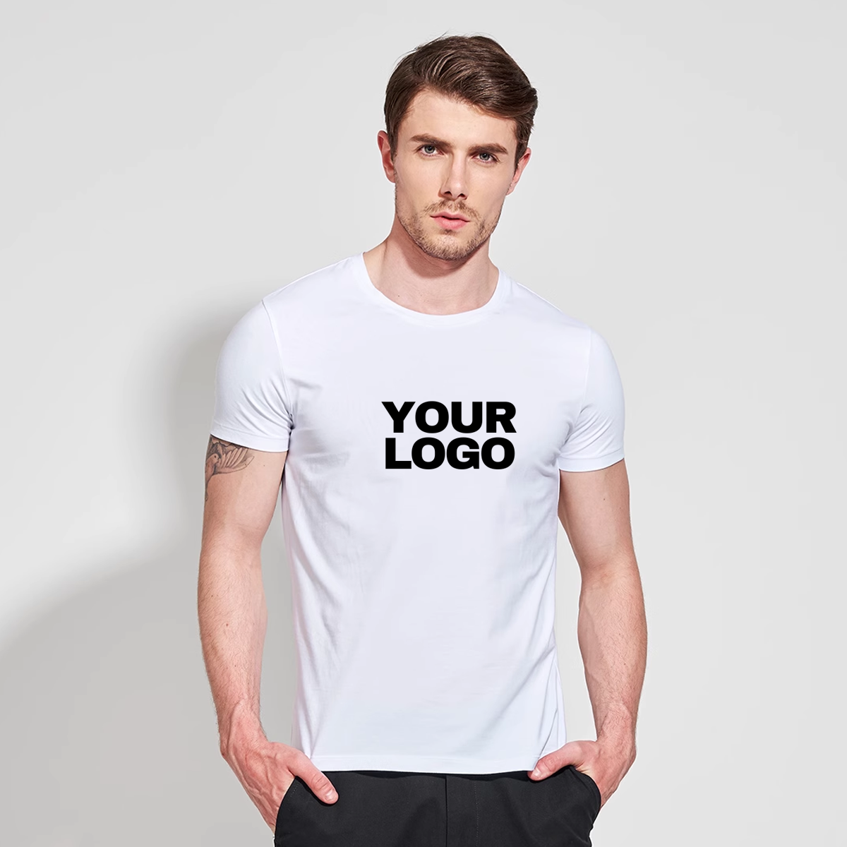 Modèle homme portant un t-shirt blanc personnalisé coupe droite, logo noir centré