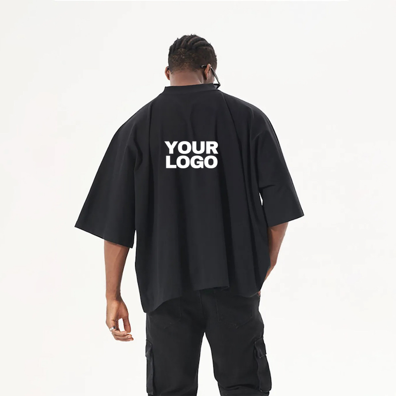 Vue de dos d’un t-shirt noir oversized avec logo personnalisé au dos, style moderne