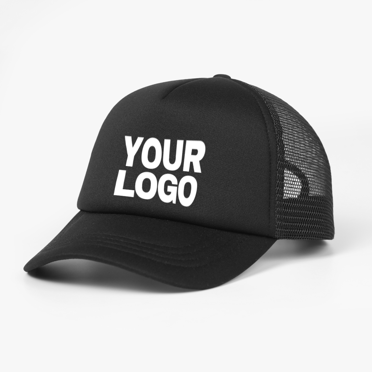 Casquette trucker personnalisable vue latérale, modèle noir avec impression blanche, dispo en 15 coloris chez STAMPED