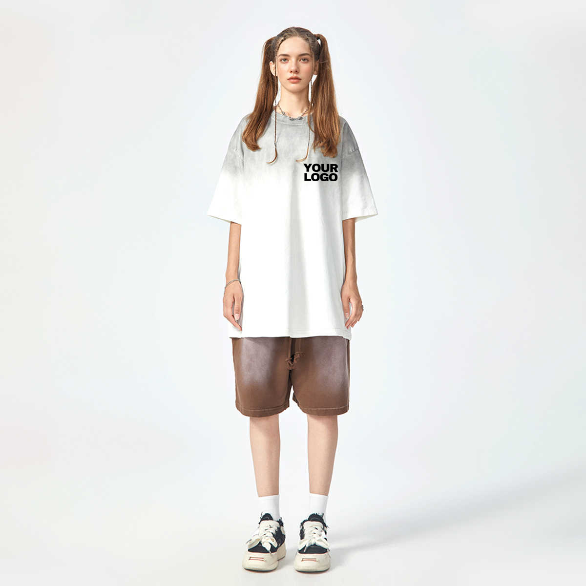 Vue complète d’un modèle femme portant un t-shirt blanc dégradé avec logo personnalisé – coupe ample et moderne.