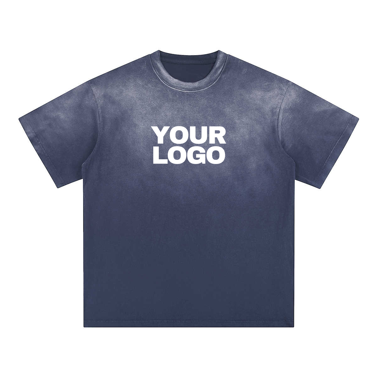 T-shirt à effet dégradé bleu marine posé à plat avec emplacement logo, prêt à être customisé.