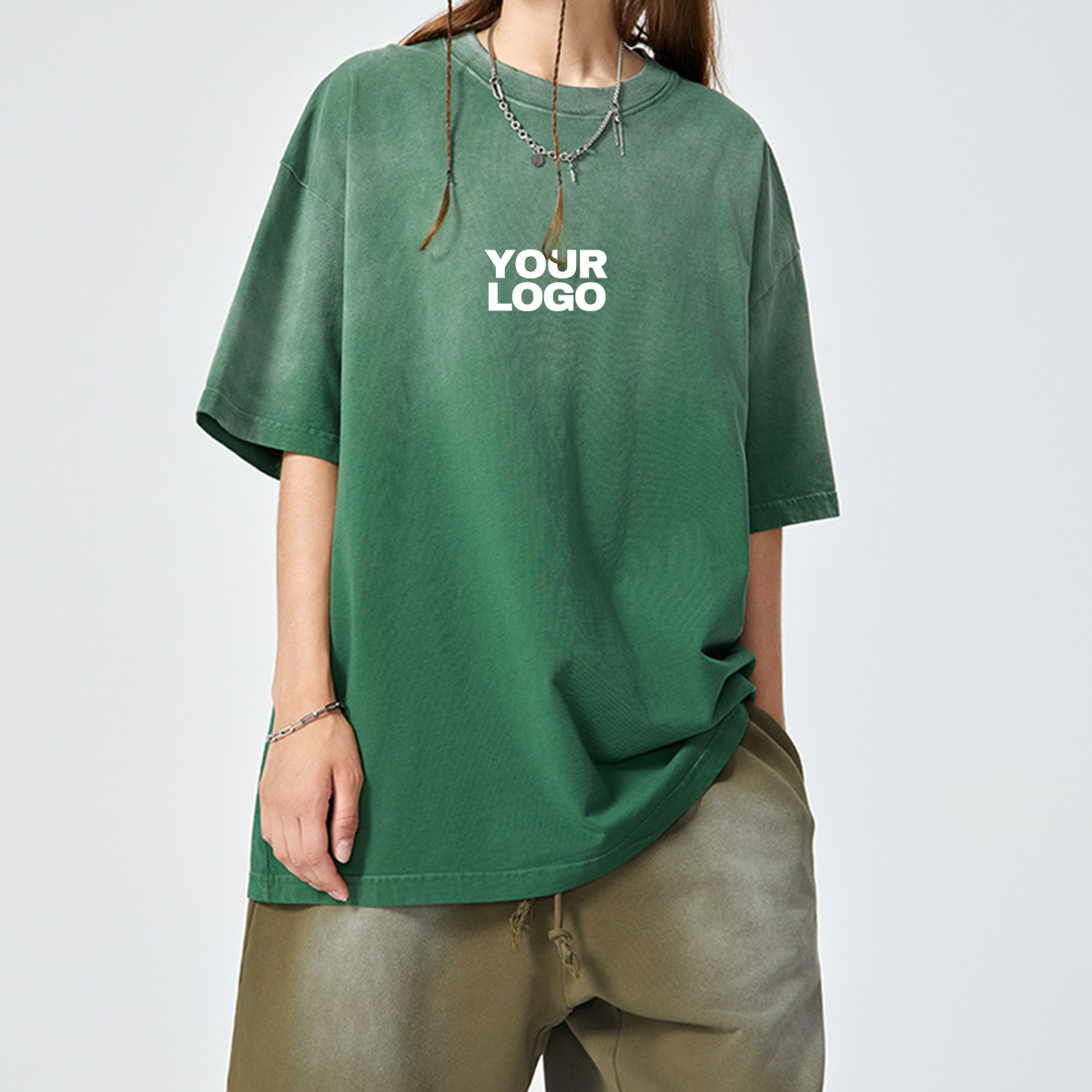 Jeune femme portant un t-shirt personnalisé à effet tie-dye vert, coupe oversized, idéal pour une communication visuelle urbaine et actuelle.