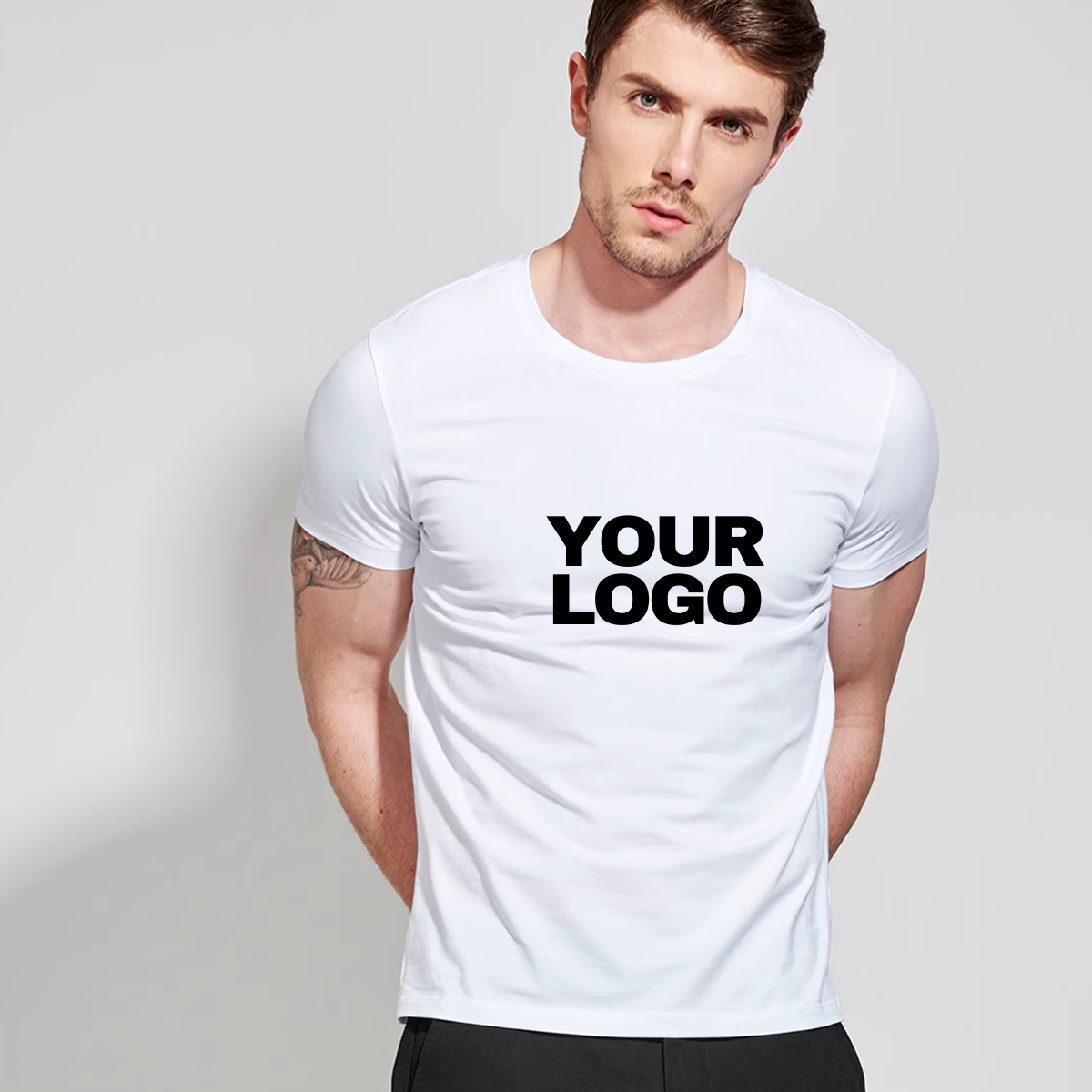 T-shirt coton blanc ajusté avec logo centré, idéal pour équipe ou projet pro